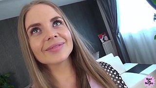 Миниатюрная русская тёлка трахнулась с толстым парнем на кастинге и получила кончу на лицо