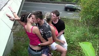 Две парочки любителей публичного секса устроили групповую еблю возле оживлённой трассы