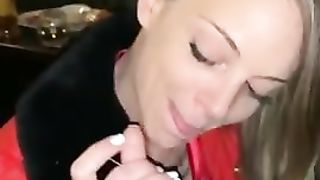 Молодая блондинка делает минет курящему мужику на балконе